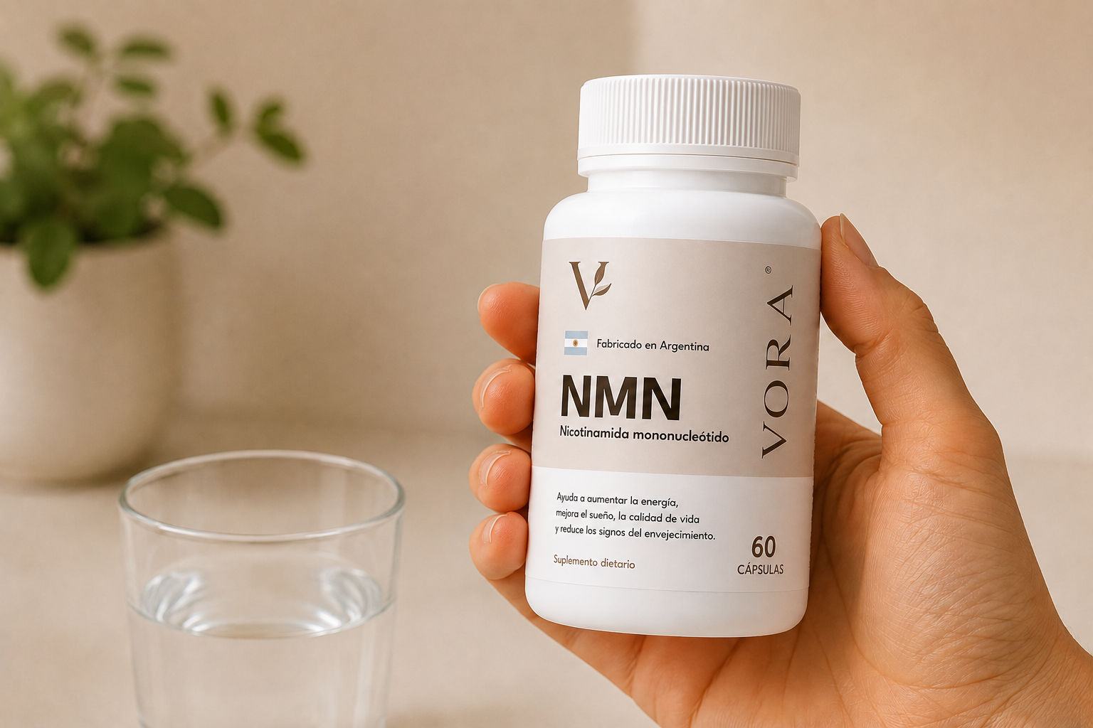 VORA NMN junto a un vaso de agua